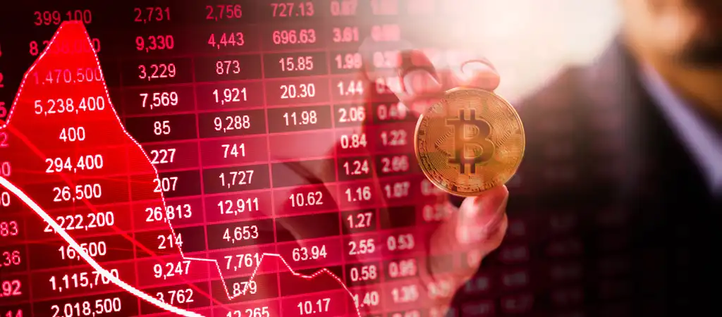 Bitcoin érme piros árfolyamgrafikonnal, amely a befektetések kockázatait ábrázolja