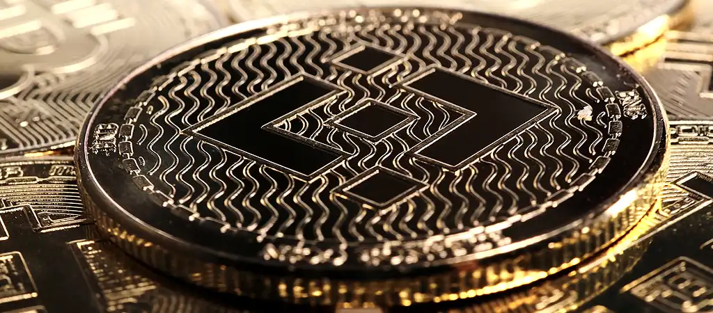 Binance érme közeli nézete mintázott dizájnnal
