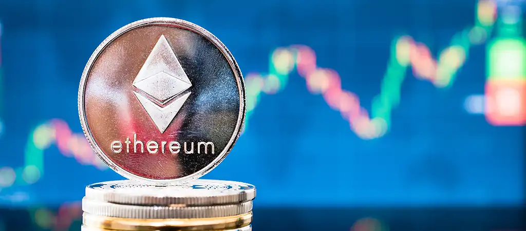 Ethereum érme grafikon előtt, az aktuális árfolyam követése élőben