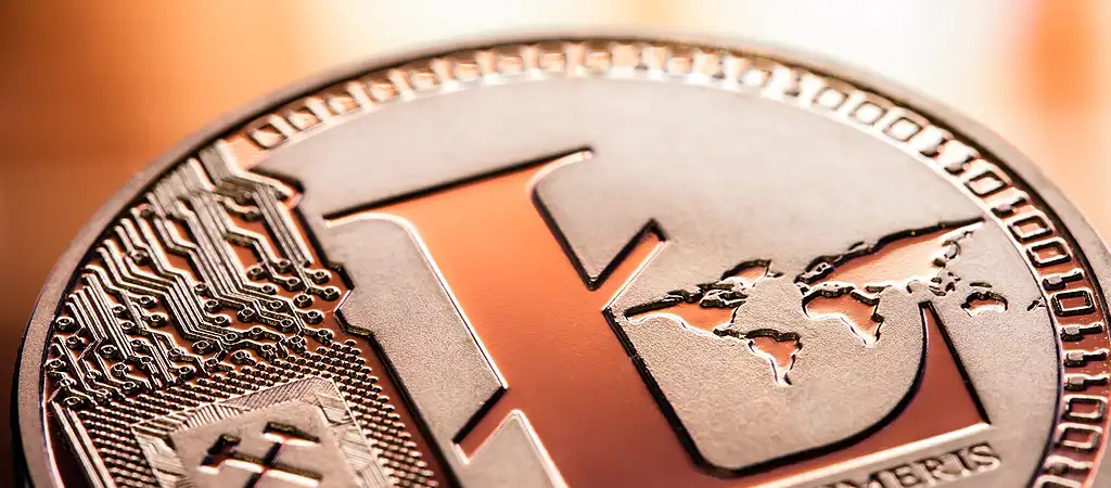 Litecoin érme közeli nézete, világpiaci térképpel és kriptopiaci dizájnnal