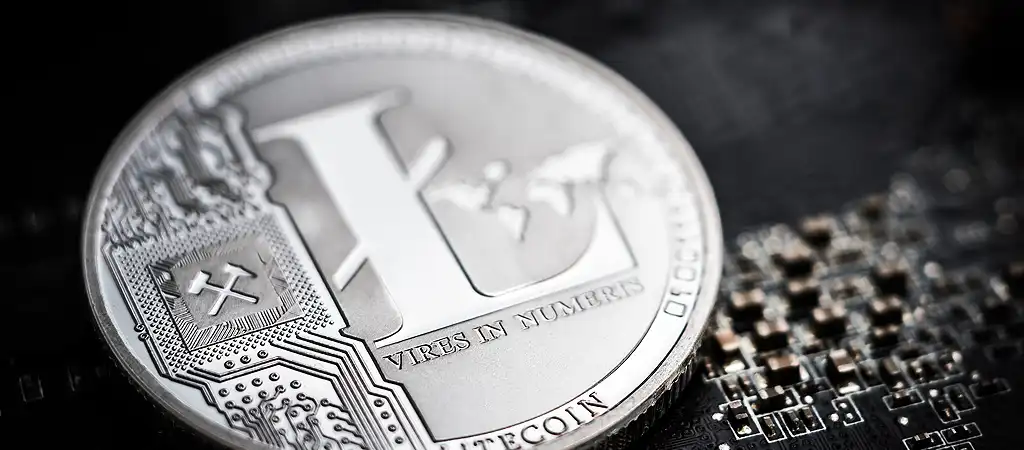Ezüstszínű Litecoin érme, digitális hátterű áramköri elemekkel