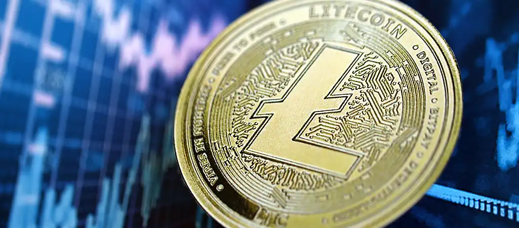 Litecoin érme árfolyam grafikon előtt, kriptovaluta piaci elemzés