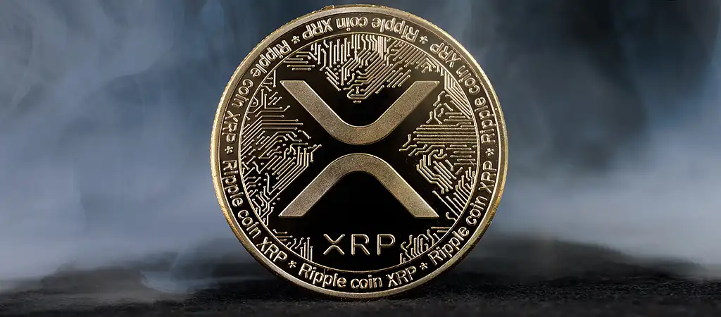 XRP érme futurisztikus megvilágítással, XRP és Ripple kapcsolata