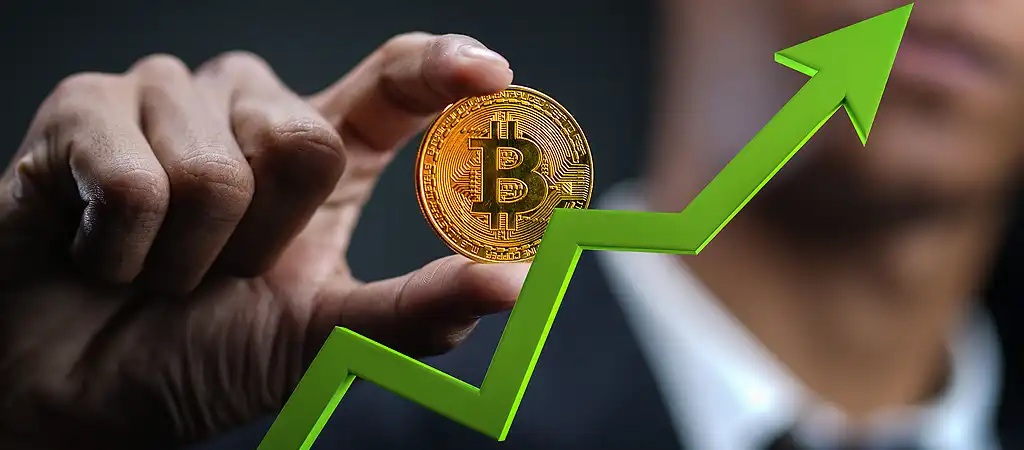 A Bitcoin 2025-ös évben történő árfolyam növekedését illusztráló kép egy növekvést mutató zöld nyíl, a befektető kezében egy Bitcoin érme.