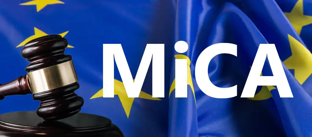 MiCA kriptovaluta szabályozás, az Európai Unió jogi keretei a digitális pénzek piacán, EU zászló és bírói kalapács képpel.
