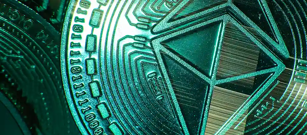 Ethereum érme makrofotója digitális részletekkel és bináris kóddal. A kriptovaluta technológiai precizitását és modern dizájnját tükrözi.