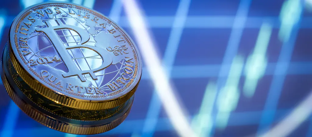 Bitcoin árfolyam mozgása grafikon előtt, kriptovaluta árfolyam elemzés és digitális pénzügyi trendek.