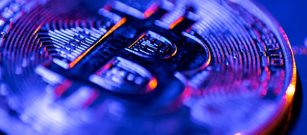 Bitcoin érme közelről lila megvilágításban, kriptovaluta technológia és blokklánc alapú fizetőeszköz